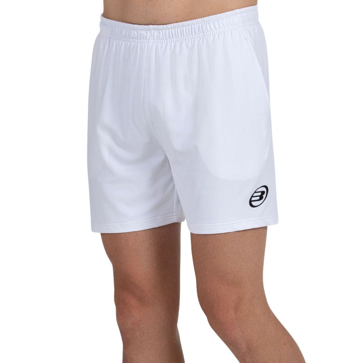 Model draagt de witte Bullpadel Short Monfort, schuin aanzicht met steekzakken