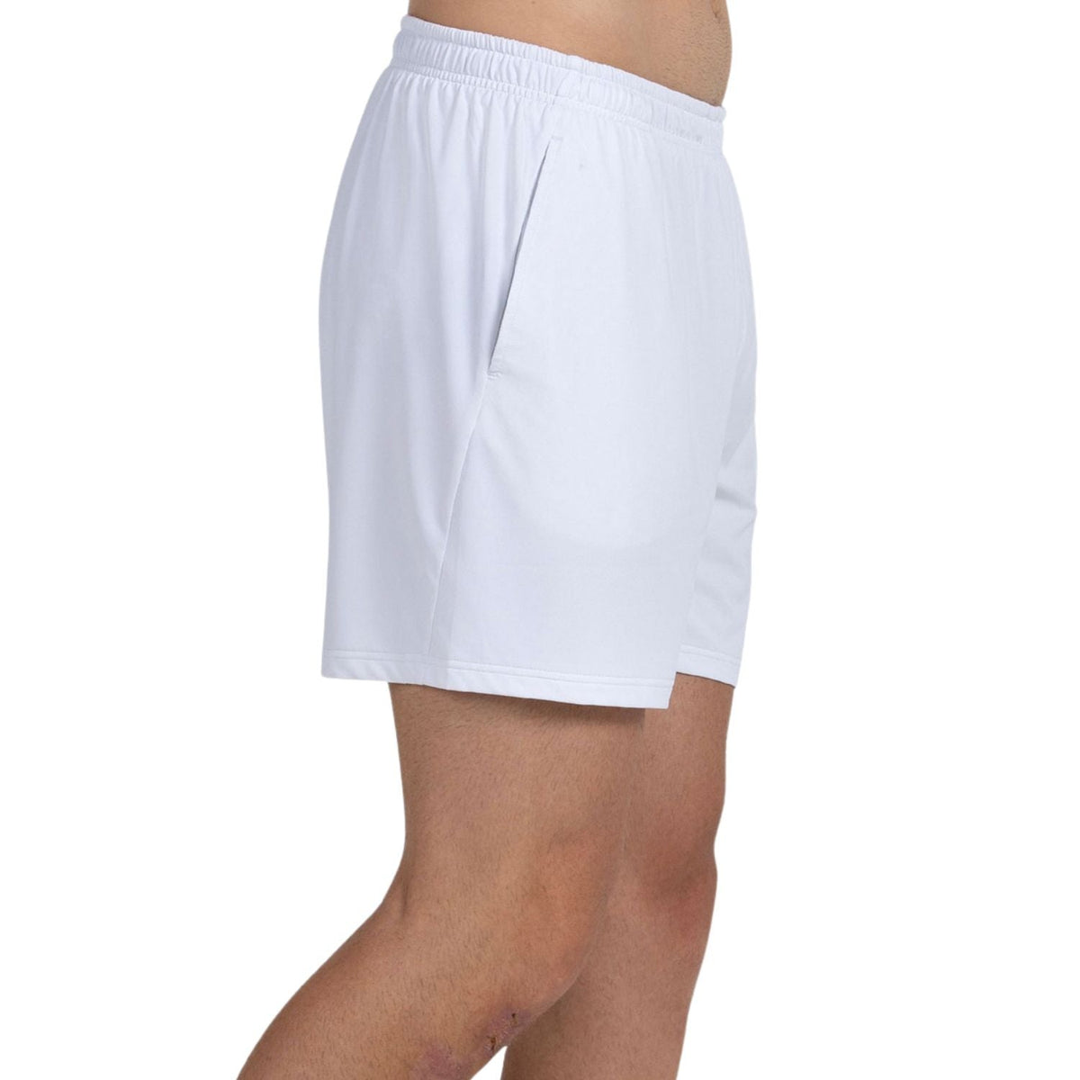 Zijaanzicht van de witte Bullpadel Short Monfort met zijsplit en elastische taille