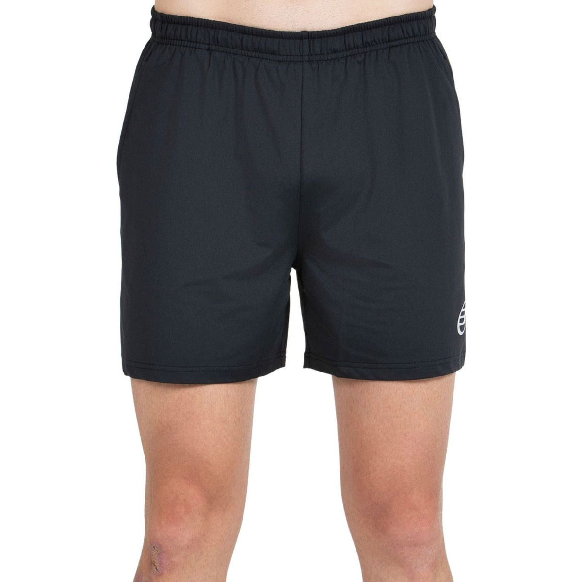 Vooraanzicht van de antracietzwarte Bullpadel Short Monfort met wit logo op de pijp