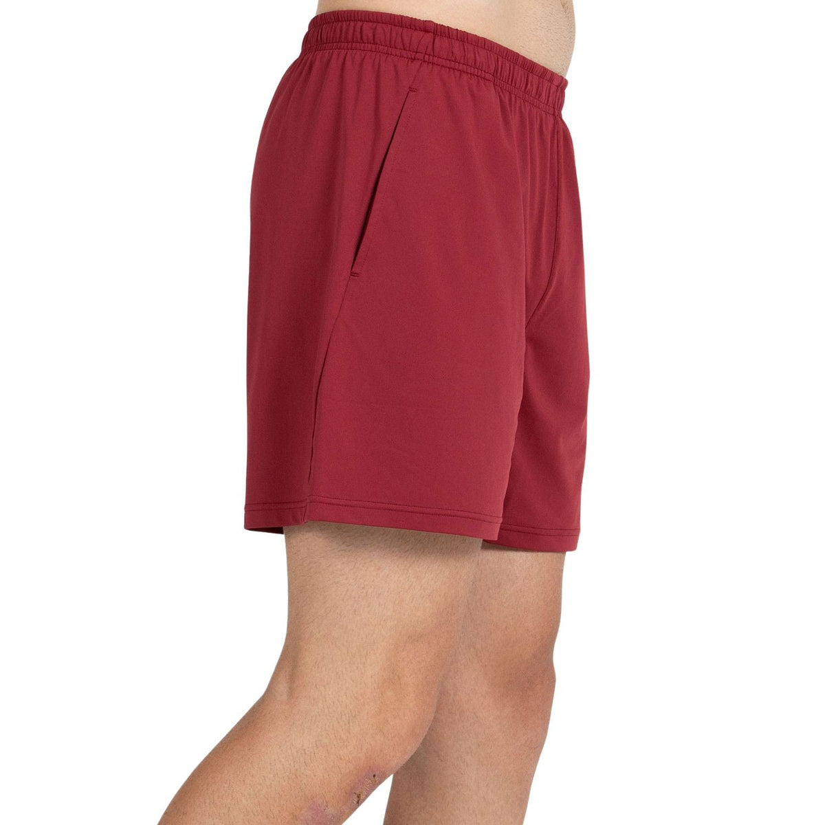 Zijaanzicht van de bordeauxrode Bullpadel Short Monfort met diepe steekzak