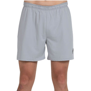 Vooraanzicht van de grijze Bullpadel Short Monfort met klein zwart logo op de pijp