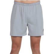 Vooraanzicht van de grijze Bullpadel Short Monfort met klein zwart logo op de pijp