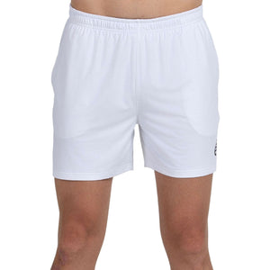 Vooraanzicht van de witte Bullpadel Short Monfort met logo op de rechterpijp