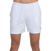 Vooraanzicht van de witte Bullpadel Short Monfort met logo op de rechterpijp