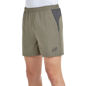 Kakigroene Bullpadel Muinos short met grijs zijpaneel en logo op de pijp