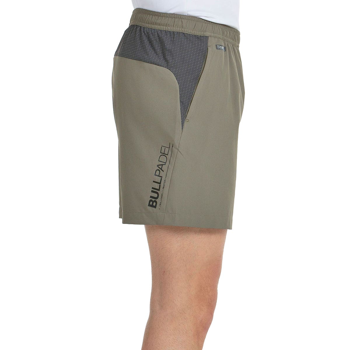 Zijaanzicht van de kakigroene Bullpadel Muinos short met split in de pijp