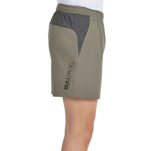 Zijaanzicht van de kakigroene Bullpadel Muinos short met split in de pijp