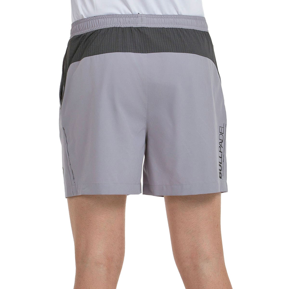 Achterzijde van de lichtgrijze Bullpadel Muinos short met donkere tailleband