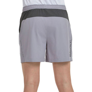 Achterzijde van de lichtgrijze Bullpadel Muinos short met donkere tailleband