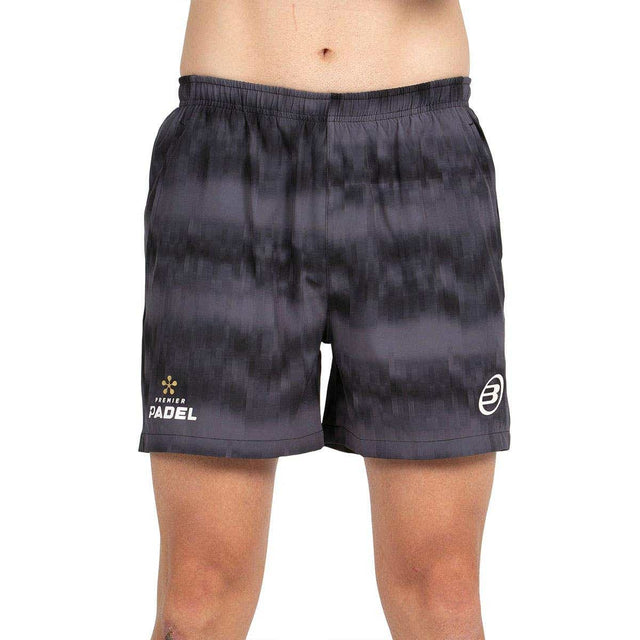 Bullpadel Poenix-shorts i sort med gråt stribet mønster, set forfra