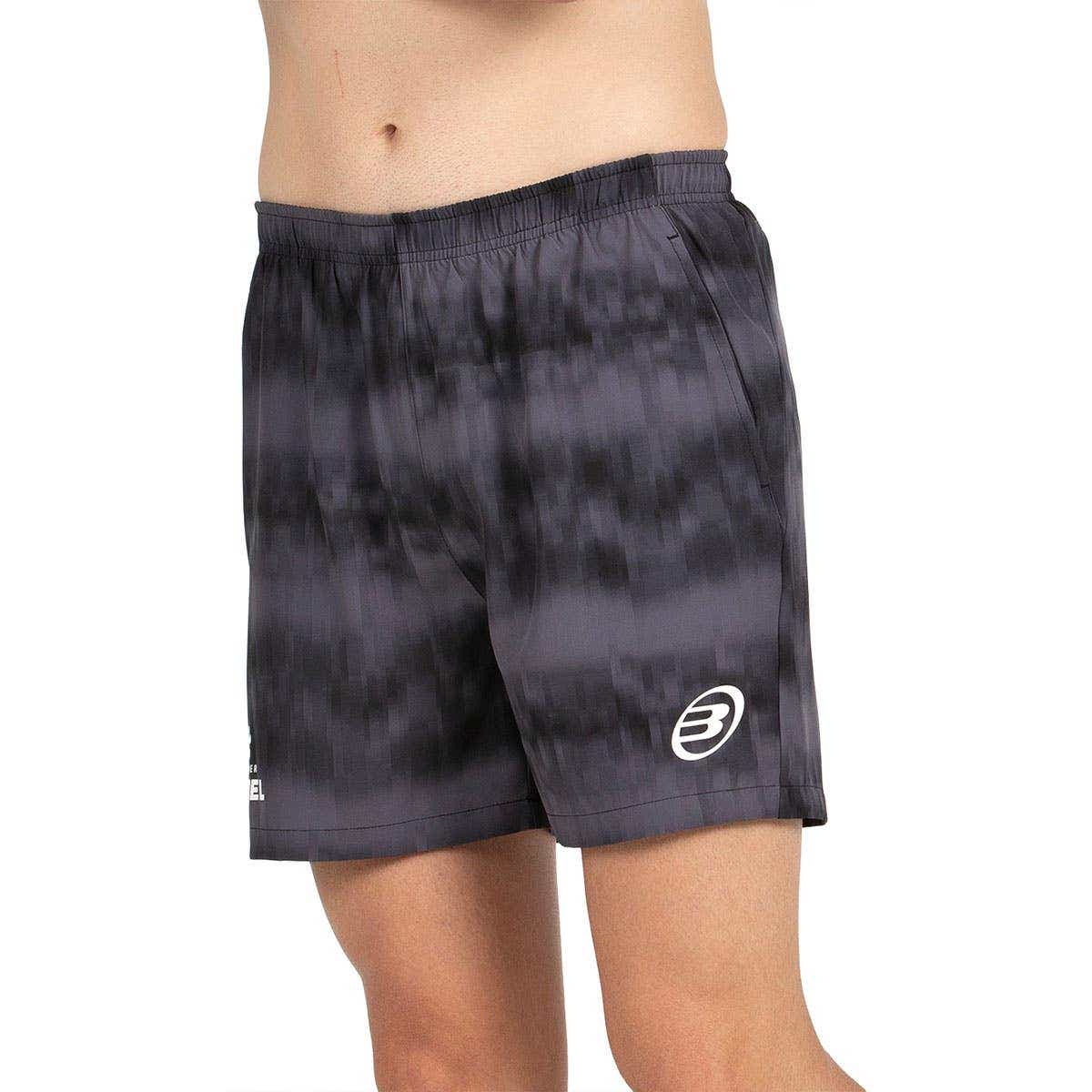 Zwarte Bullpadel Poenix short met logo op de rechterpijp, gedragen