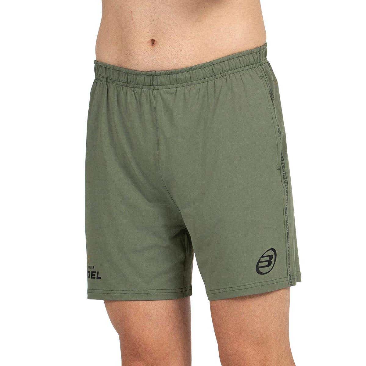 Groene Bullpadel Preux short schuin gefotografeerd met Bullpadel-logo
