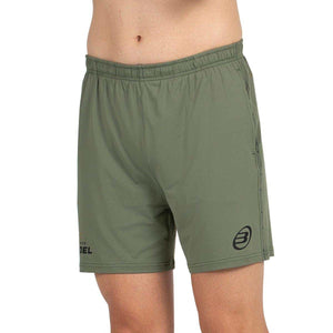Groene Bullpadel Preux short schuin gefotografeerd met Bullpadel-logo