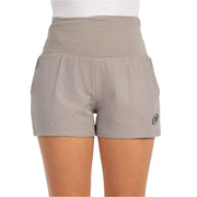 Vooraanzicht van de lichtgrijze Bullpadel Short W Enejo voor dames met brede tailleband