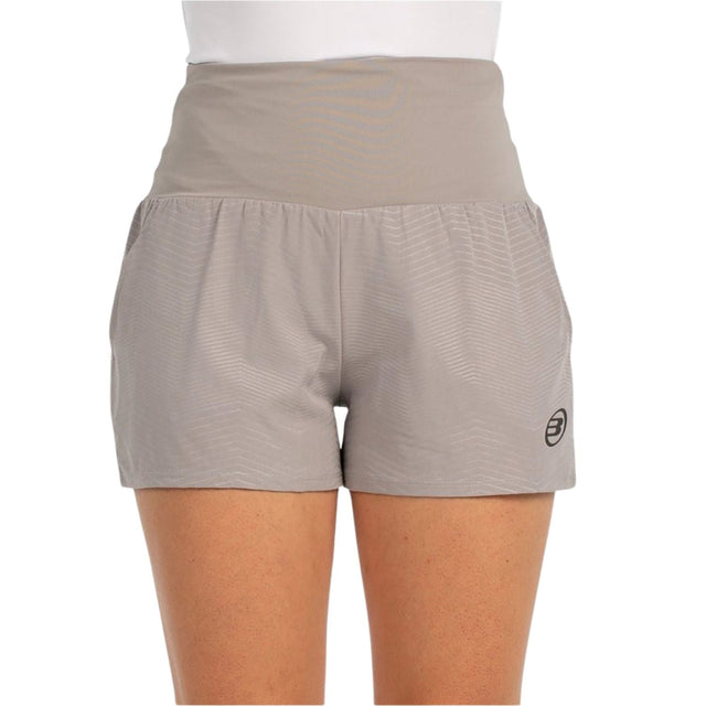 Vooraanzicht van de lichtgrijze Bullpadel Short W Enejo voor dames met brede tailleband