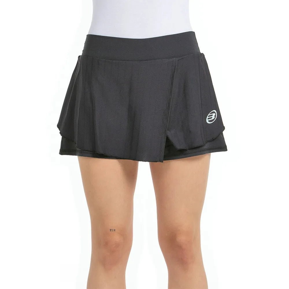 Vooraanzicht van de antracietgrijze Bullpadel Skirt Adrar met wit Bullpadel-logo