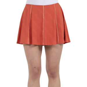 Vooraanzicht van de oranje Bullpadel Skirt Araya met witte contrastnaden en plooien
