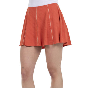 Zijaanzicht van de oranje Bullpadel Skirt Araya met wijd uitlopende plooirok