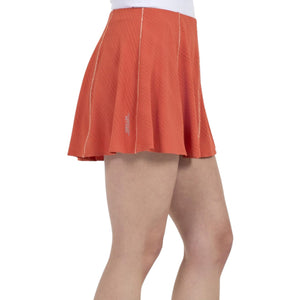 Achteraanzicht van de oranje Bullpadel Skirt Araya met witte stiksels in de banen