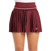 Model wearing the burgundy Bullpadel Atria pleated skirt for women, front view