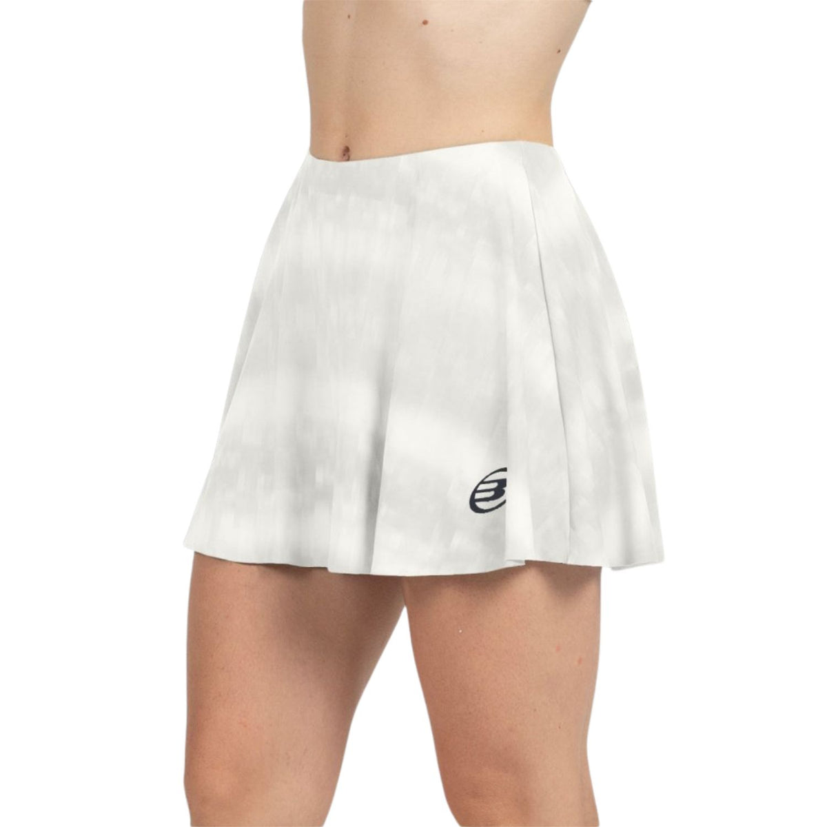 Witte Bullpadel Piatra padelrok schuin van voren met logo op de zoom