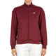 Model draagt de bordeauxrode Bullpadel Alsa sweater met rits en opstaande kraag