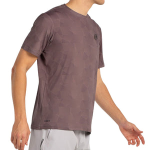 Model draagt het bruinpaarse Bullpadel T-Shirt Macondo met ronde hals en vlakkenprint