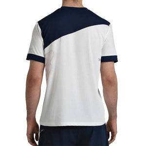 Achterzijde van het witte Bullpadel Mananu T-shirt met blauw schoudervlak