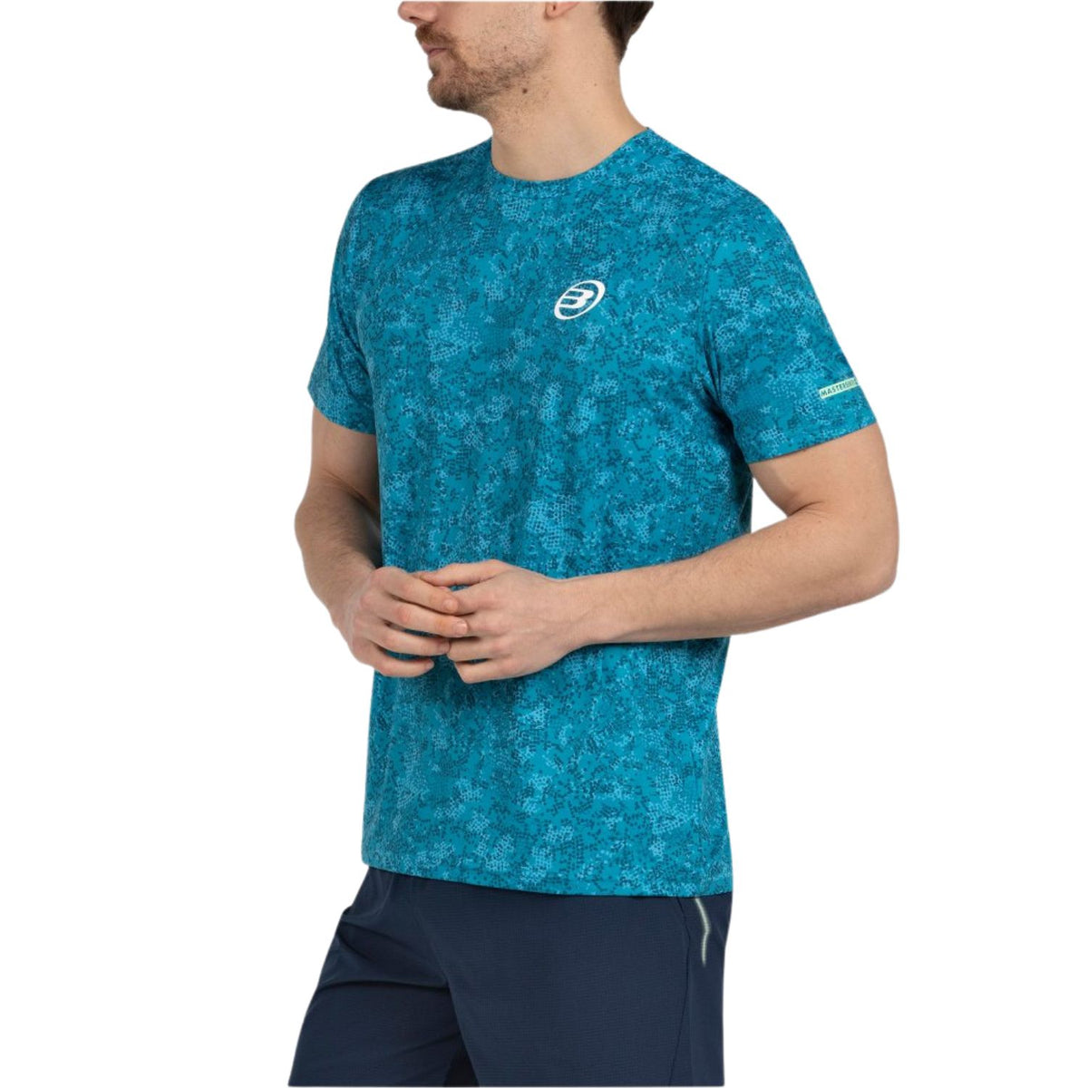 Petrolblauw Bullpadel Masama T-shirt gedragen met donkerblauwe short