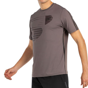 Schuin aanzicht van het taupebruine Bullpadel T-Shirt Moeche met donkere zijpanelen