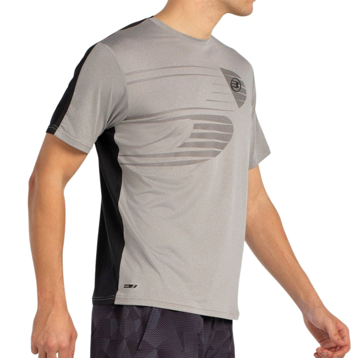 Zijaanzicht van het lichtgrijze Bullpadel T-Shirt Moeche met zwart paneel langs de zij