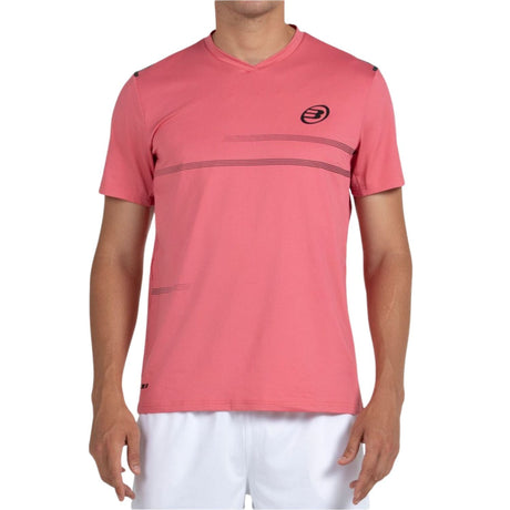 Model draagt het roze Bullpadel Montuno T-shirt voor heren, vooraanzicht met logo