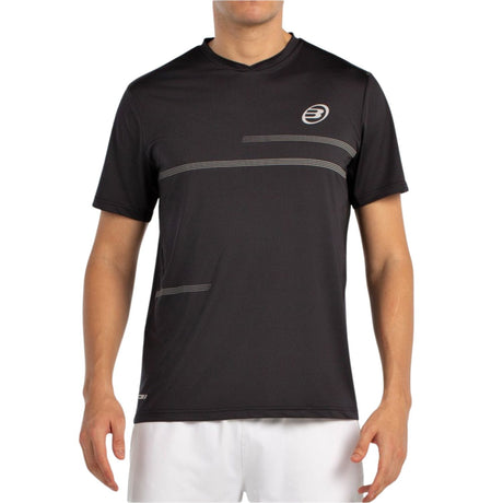 Zwart Bullpadel Montuno padelshirt met V-hals en logo op de borst, gedragen door model