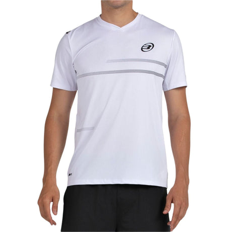 Wit Bullpadel Montuno padelshirt met V-hals en logo op de borst, gedragen door model