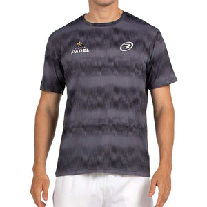 Bullpadel Pasco T-shirt in zwart met grijze print, gedragen met witte short