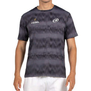 Bullpadel Pasco T-shirt in zwart met grijze print, gedragen met witte short
