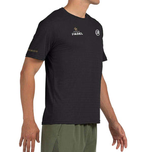 Detail van de mouw met goudkleurige opdruk op het zwarte Bullpadel Prilep shirt