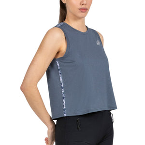 Model draagt de grijsblauwe Bullpadel W Palacel tanktop met ronde hals, schuin gezien