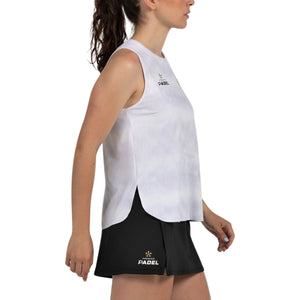 Model draagt het witte Bullpadel Parnav shirt, schuin van voren gezien
