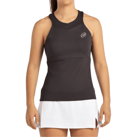 Model draagt de zwarte Bullpadel Tanktop W Erare bij een witte rok, vooraanzicht