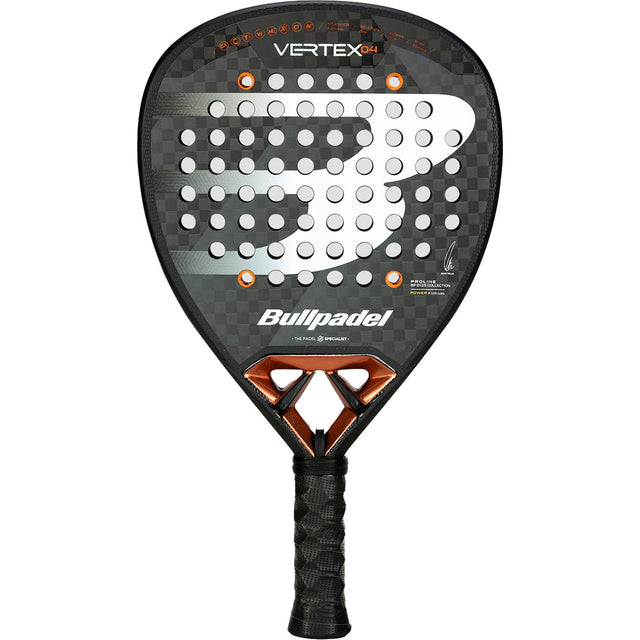 Bullpadel VERTEX 04 25 padelracket in zwart met wit en oranje, vooraanzicht