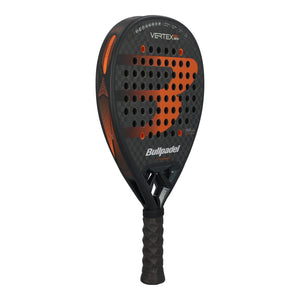 Bullpadel VERTEX 04 25 schuin vooraanzicht, diamantvorm in zwart met oranje stippen