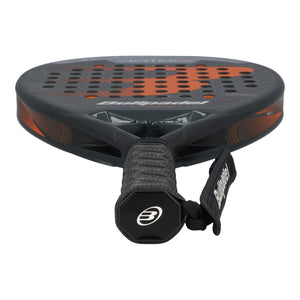 Bullpadel VERTEX 04 25 liggend met polsband aan de zwarte grip, achterzijde zichtbaar