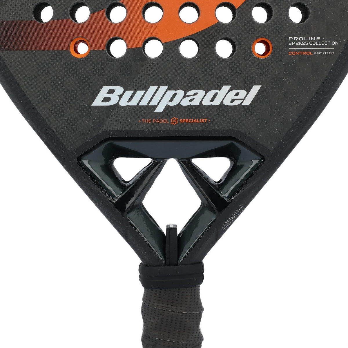 Detail van het hart van het Bullpadel VERTEX 04 25 met oranje stippen en merkopdruk