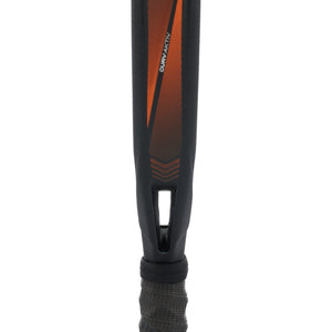 Close-up van de keel van het Bullpadel VERTEX 04 25 met de opdruk WAVE VERTEX