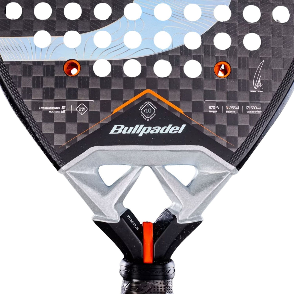 Detail van het zilveren hart van het Bullpadel Vertex 05 27 met oranje accent