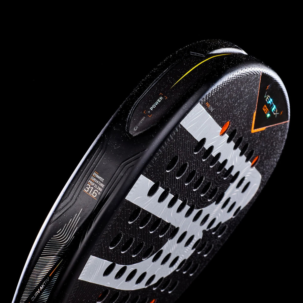 Detail van het slagvlak van de Bullpadel Vertex 05 Comfort 27 met zilveren B-logo
