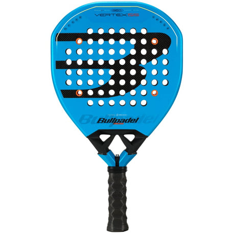 Bullpadel Vertex 05 Geo 26 padelracket in felblauw met zwart-wit patroon, vooraanzicht