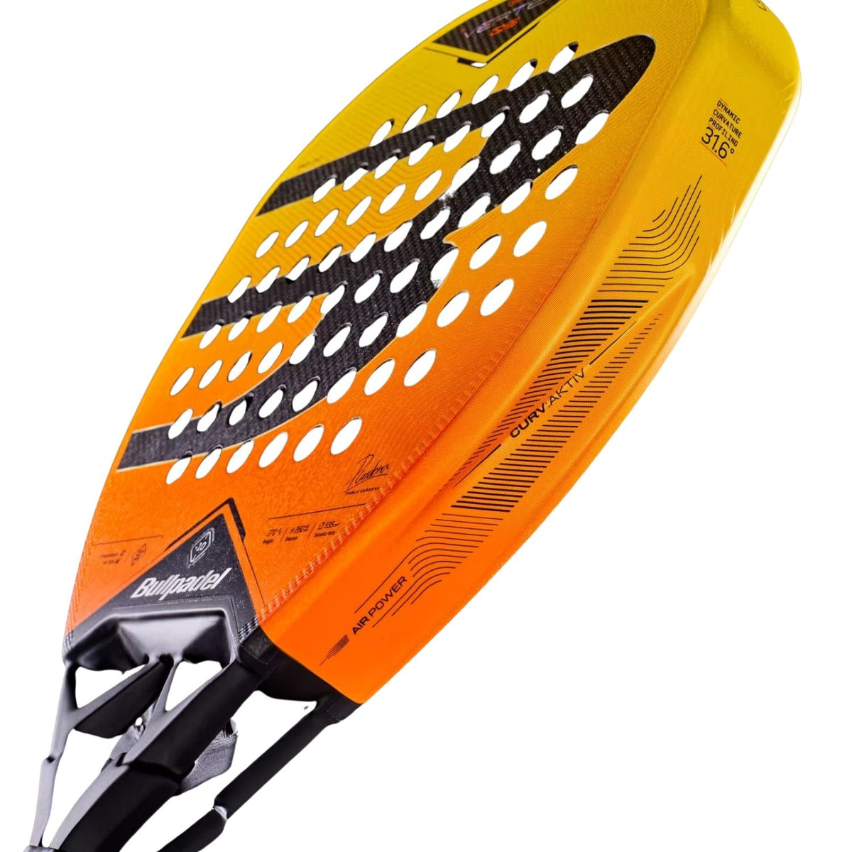 Bullpadel Vertex 05 Geo 27 padelracket schuin liggend in oranje met zwart