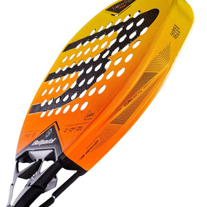 Bullpadel Vertex 05 Geo 27 padelracket schuin liggend in oranje met zwart